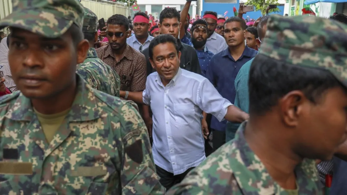 Prezydent Malediwów Yameen Abdul Gayoom w otoczeniu ochroniarzy, Male, 3 lutego 2018 r. / Fot. Mohamed Sharuhaan / AP Photo / East News