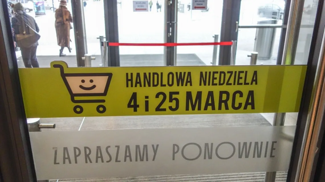 Jedna z łódzkich galerii informuje klientów o handlowych niedzielach w marcu. / Fot. Piotr Kamionka / Reporter / East News