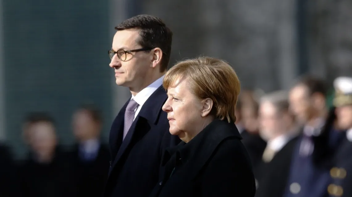 Kanclerz Angela Merkel i premier Mateusz Morawiecki podczas ceremonii powitalnej w Berlinie, 16 lutego 2017 r. / Fot. Ferdinand Ostrop / AP Photo / East News