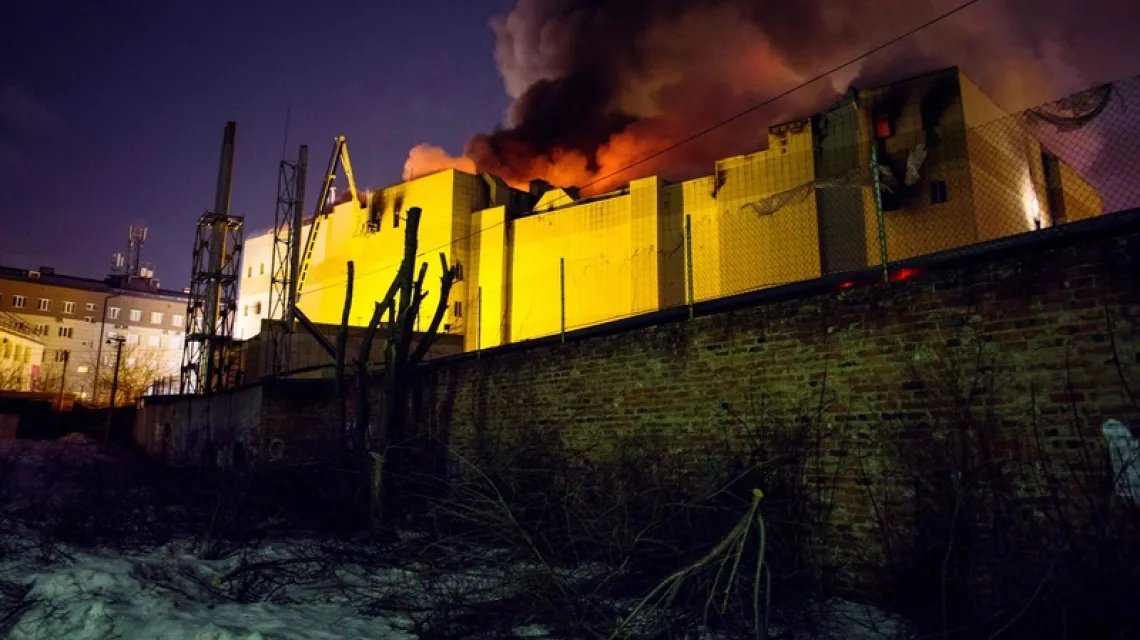 Pożar centrum handlowego w Kemerowie na Syberii, 26 marca 2018 r.  / Fot. Sergiej Gawrilenko / Kommiersant / AFP Photo / East News