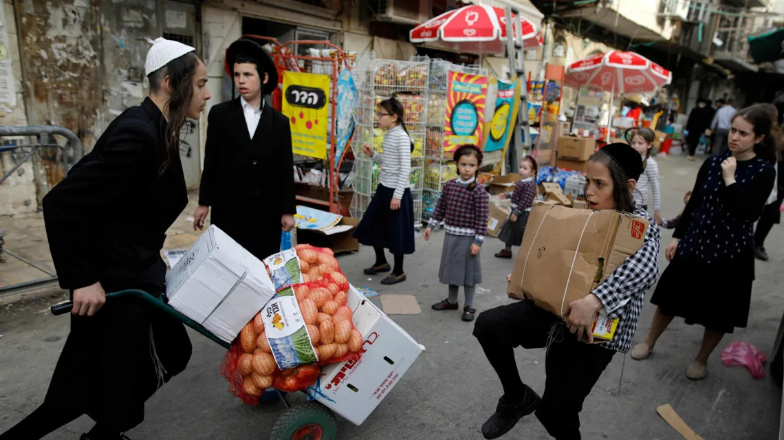Przygotowania do święta Pesach w ultraortodoksyjnej dzielnicy Jerozolimy Mea Shearim / fot. AFP / EAST NEWS