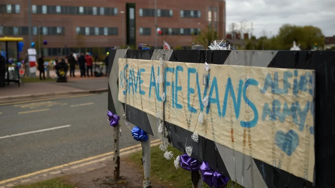 Przed szpitalem Alder Hey, gdzie leżał Alfie Evans, 26 kwietnia 2018 r. / Fot. Oli Scarff / AFP / East News / 