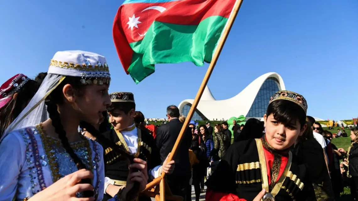 Dzici w tradycyjnych strojach podczas dorocznego Dnia Czytania przed Centrum Kultury im. Hajdara Alijewa, Baku, 26 kwietnia 2018 r. / FOT. KIRILL KUDRYAVTSEV / AFP / EAST NEWS