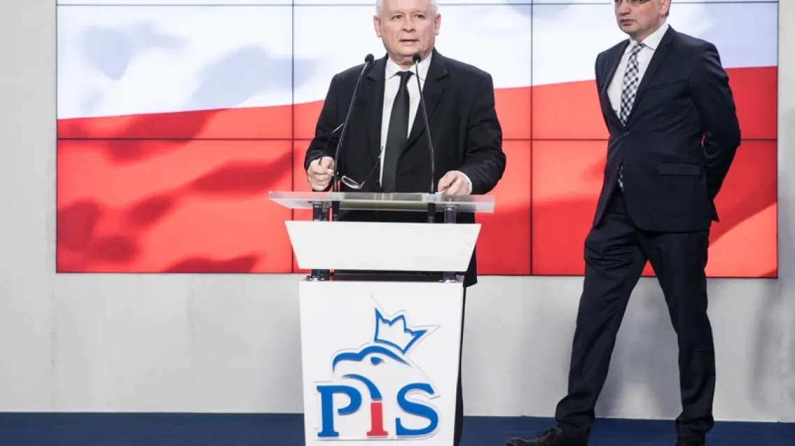 Jarosław Kaczyński na konferencji w siedzibie PiS, 28 kwietnia 2018 r., obok Zbigniew Ziobro / Fot. Aleksandra Szmigiel / Reporter / East NewsFot. / 