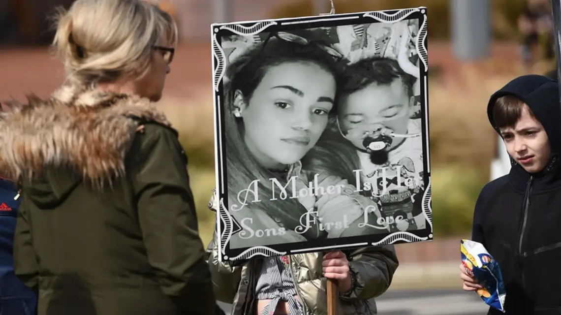 Przed szpitalem Alder Hey, gdzie zmarł Alfie Evans, 28 kwietnia 2018 r. / Fot. Paul Ellis / AFP / East News