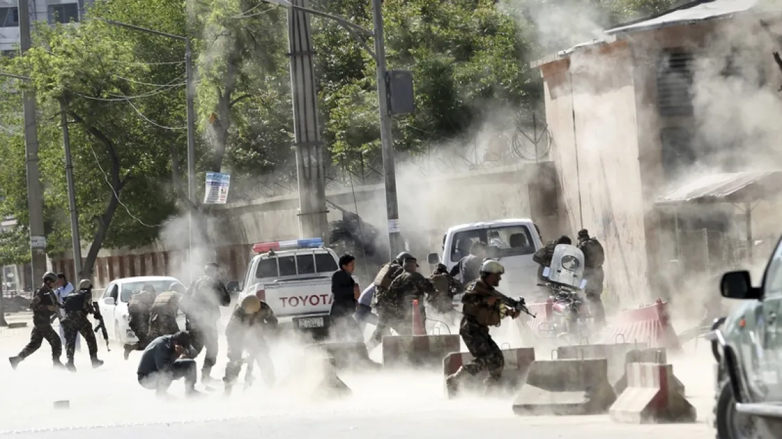 Kabul, miejsce zamachu, 30 kwietnia 2018 r. / Fot. Massoud Hossaini / AP Photo / East News / 
