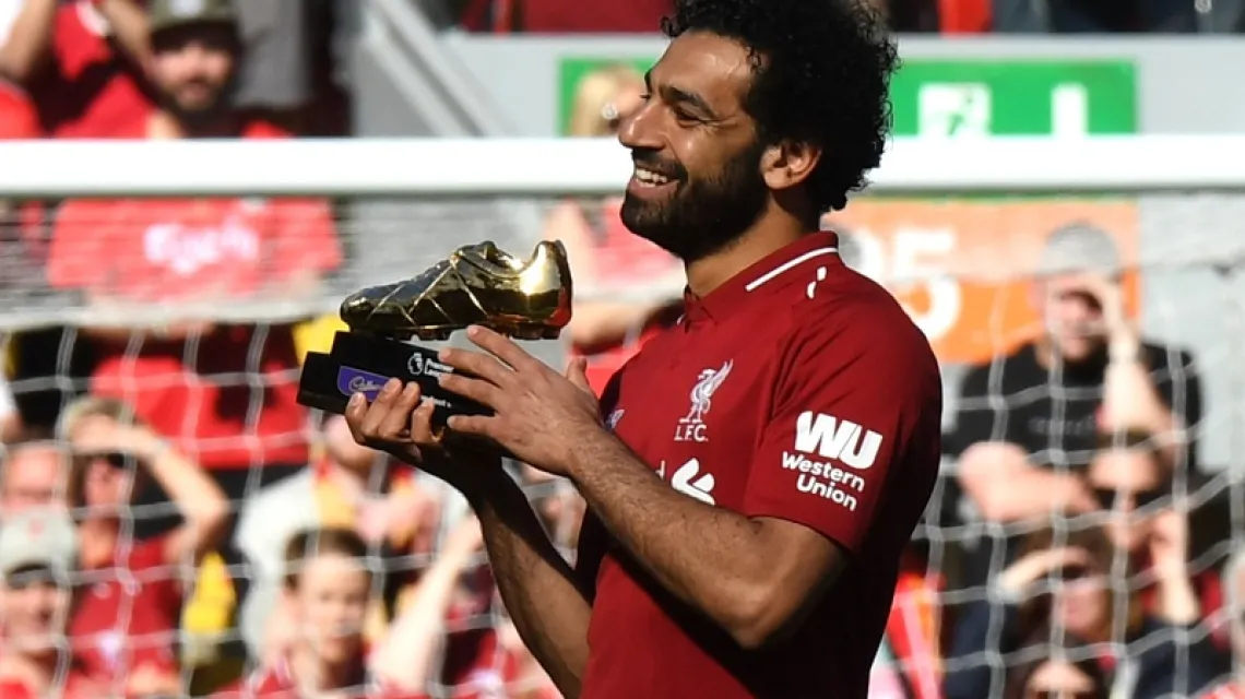 Mohammed Salah z nagrodą dla króla strzelców Premier League, maj 2018 r. / Fot. PAUL ELLIS / AFP / EAST NEWS / 