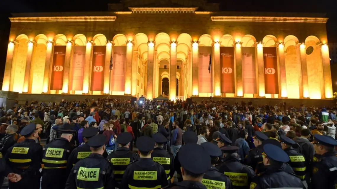 Protesty przeciwko najazdom gruzińskiej policji na popularne w stolicy Gruzji nocne kluby oraz wobec obowiązującej polityki narkotykowej. Tbilisi, 13 maja 2018 r. / FOT. VANO SHLAMOV / AFP / EASTNEWS