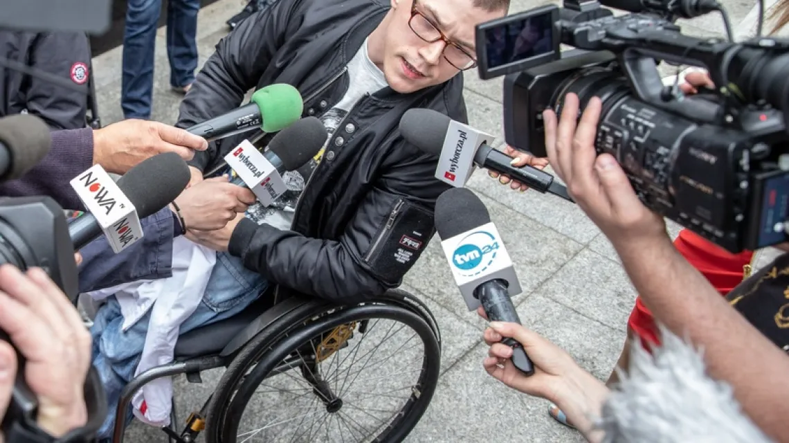 Protest niepełnosprawnych w Sejmie, na zdjęciu Jakub Hartwich, 16 maja 2018 r. / Fot. Grzegorz Banaszak / REPORTER / East News / 
