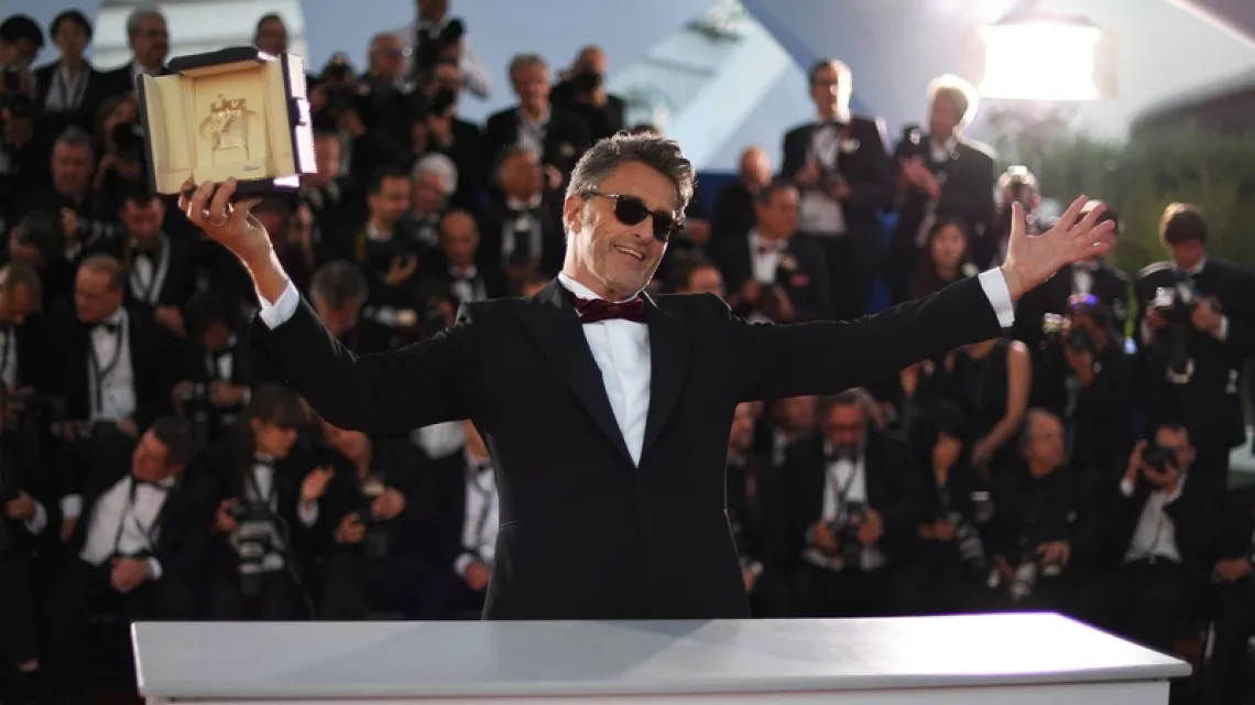 Paweł Pawlikowski z nagrodą za reżyserię filmu „Zimna wojna” podczas 71. Międzynarodowego Festiwal Filmowy w Cannes, 19 maja 2018 r. / Fot. Loic VENANCE /AFP/EAST NEWS / 