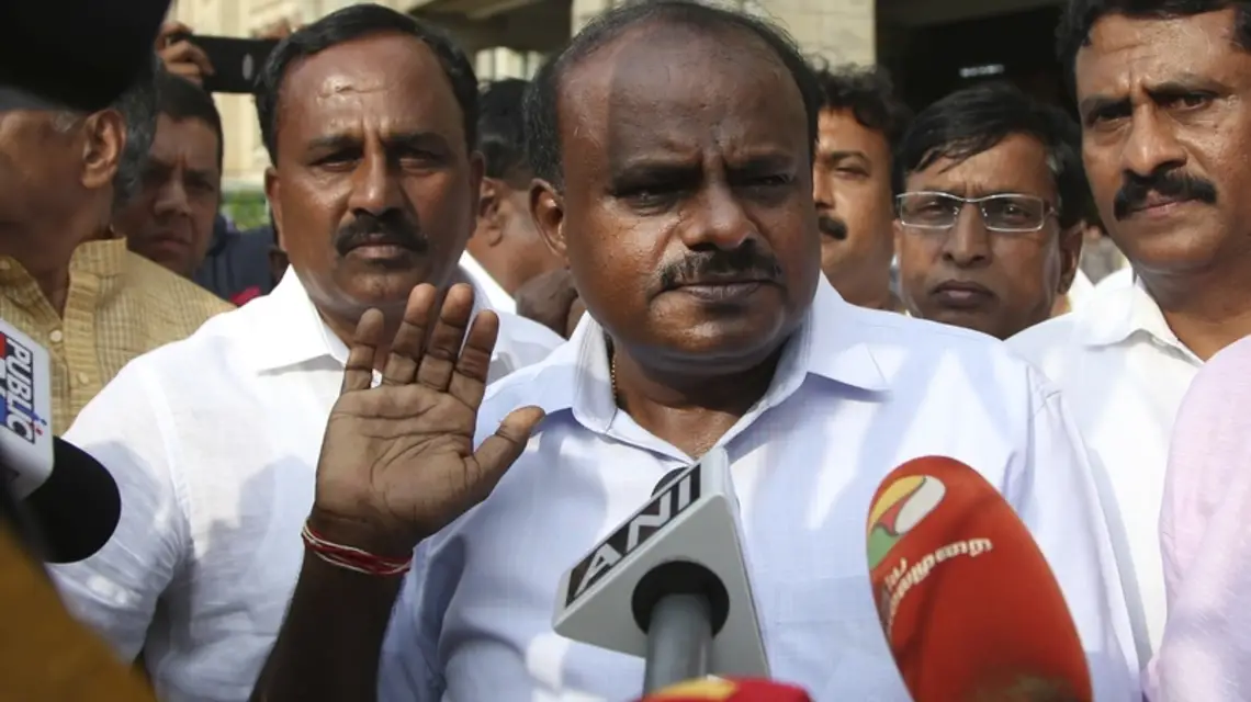 Nowy premier stanu Karnataka, H. D. Kumaraswamy, w rozmowie z dziennikarzami, 19 maja 2018 r. / Fot. Aijaz Rahi / AP Photo / East News