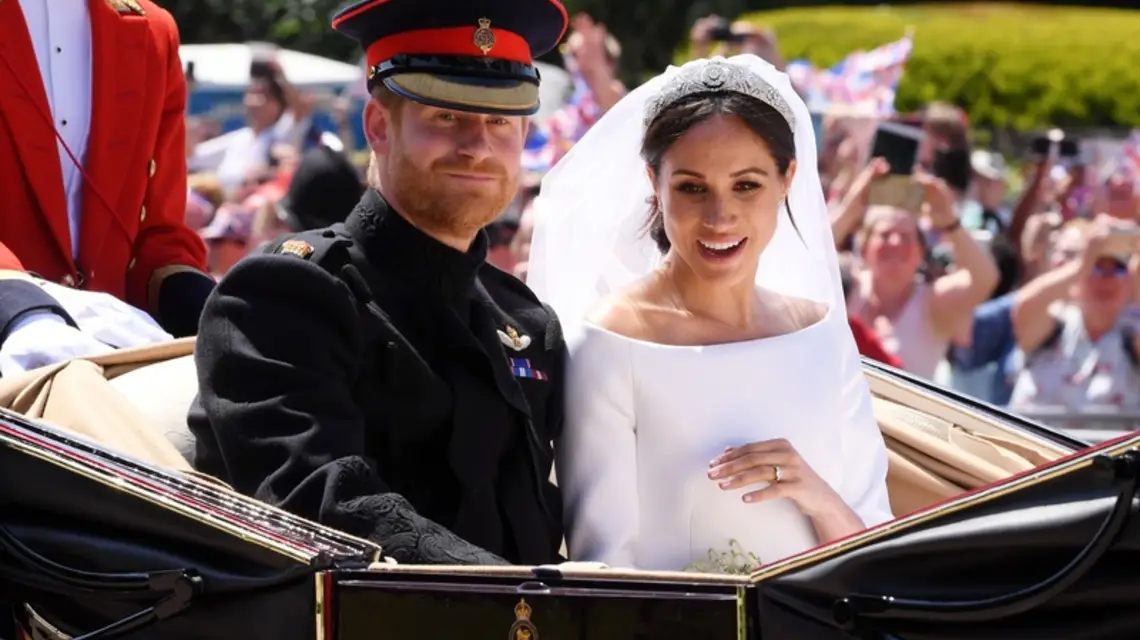 Książę Harry i Meghan Markle podczas przejazdu karocą tuż po uroczystości zaślubin. Windsor, 19 maja 2018 r. / David Fisher/REX/Shutterstock/EAST NEWS / 