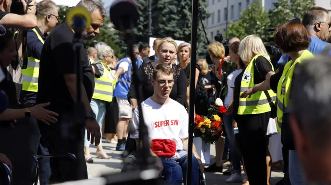 Niepełnosprawni i ich opiekunowie opuszczają Sejm, 27 maja 2018 r. / Fot. Marek Szawdyn / Polska Press / East News / 