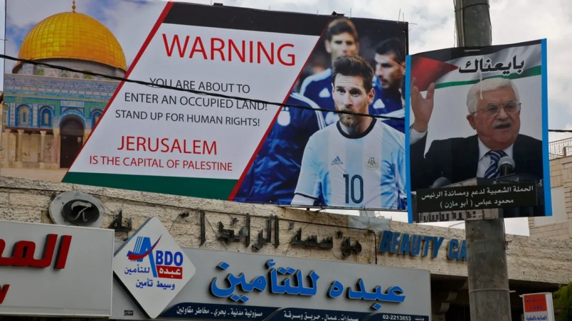 Plakaty wzywające do bojkotu meczu Argentyna-Izrael, Hebron, 5 czerwca 2018 r. / Fot. Hazem Bader / AFP Photo / East News / 