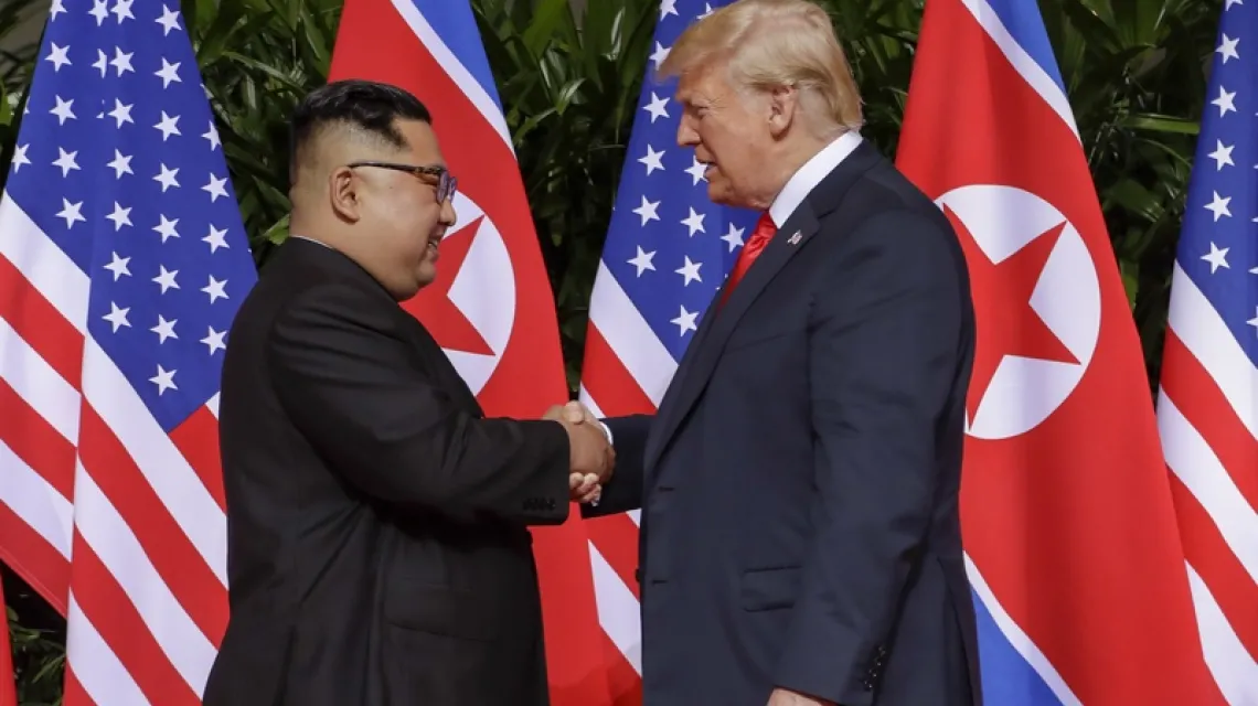 Kim Dzong Un i Donald Trump, Singapur, 12 czerwca 2018 r. / Fot. Evan Vucci / AP Photo / East News / 
