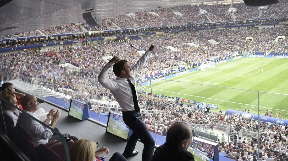 Prezydent Emmanuel Macron triumfuje po zwycięstwie Francji na mundialu, Moskwa, 15 lipca 2018 / Fot. Alexei Nikolsky / Sputnik / AP / East News / 