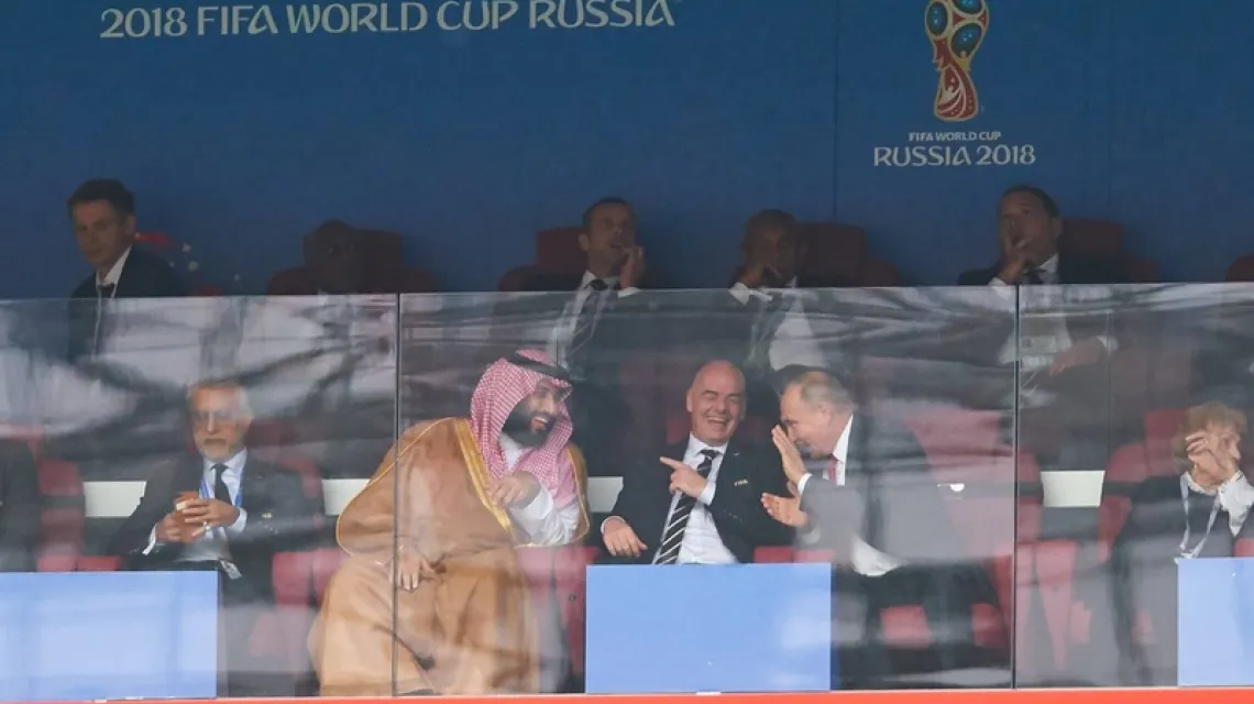 Mecz otwarcia Mistrzostwa Świata w Piłce Nożnej 2018 Rosja – Arabia Saudyjska z loży honorowej stadionu na Łużnikach oglądał Władimir Putin w towarzystwie szefa FIFA Gianniego Infantino i saudyjskiego księcia Muhammada ibn Salmana, Moskwa, 14.06.2018 r.