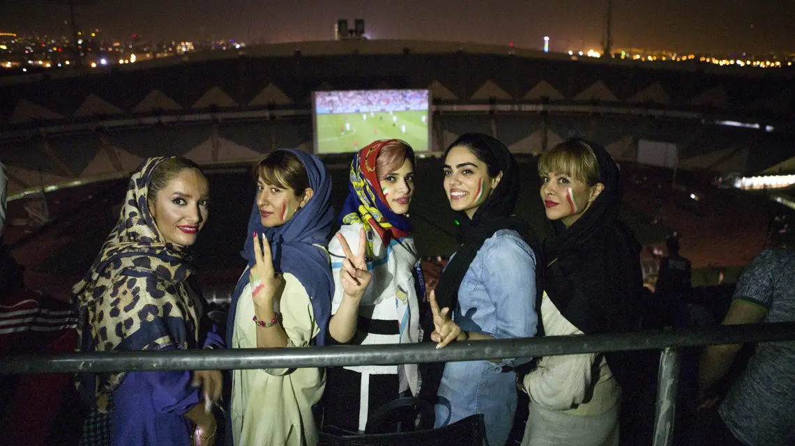 Iranki wpuszczone na stadion w Teheranie, gdzie podczas chwilowej "odwilży" transmitowano mecz reprezentacji na mundialu w Rosji, czerwiec 2018 r. / Fot. Xinhua News Agency / eyevine / East News / 