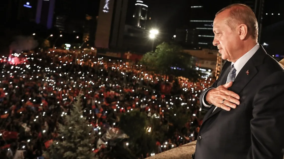 Prezydent Recep Tayyip Erdogan pozdrawia swoich zwolenników zgromadzonych pod siedzibą partii AKP w Ankarze, 24 czerwca 2018 r. / FOT. TURKISH PRESIDENTIAL PRESS SERVICE / KAYHAN OZER / AFP PHOTO / EAST NEWS / 
