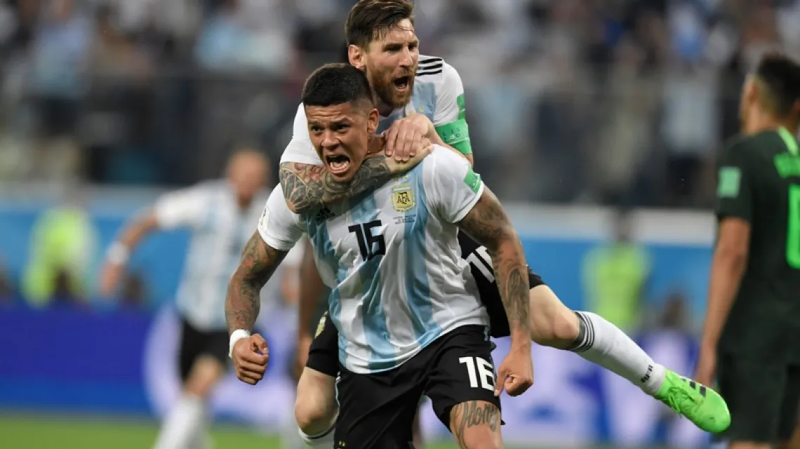 Marcos Rojo i Leo Messi, strzelcy bramek dla Argentyny w meczu z Nigerią, 26 czerwca 2018 r. / Fot. Gabriel Bouys / AFP Photo / East News / 