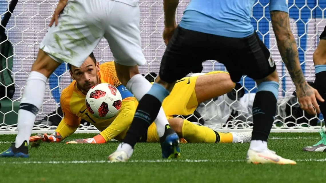 Hugo Lloris broni strzał Martina Caceresa w meczu Francja-Urugwaj, 6 lipca 2018 r. / Fot. Dimitar Dilkoff / APF / East News / 