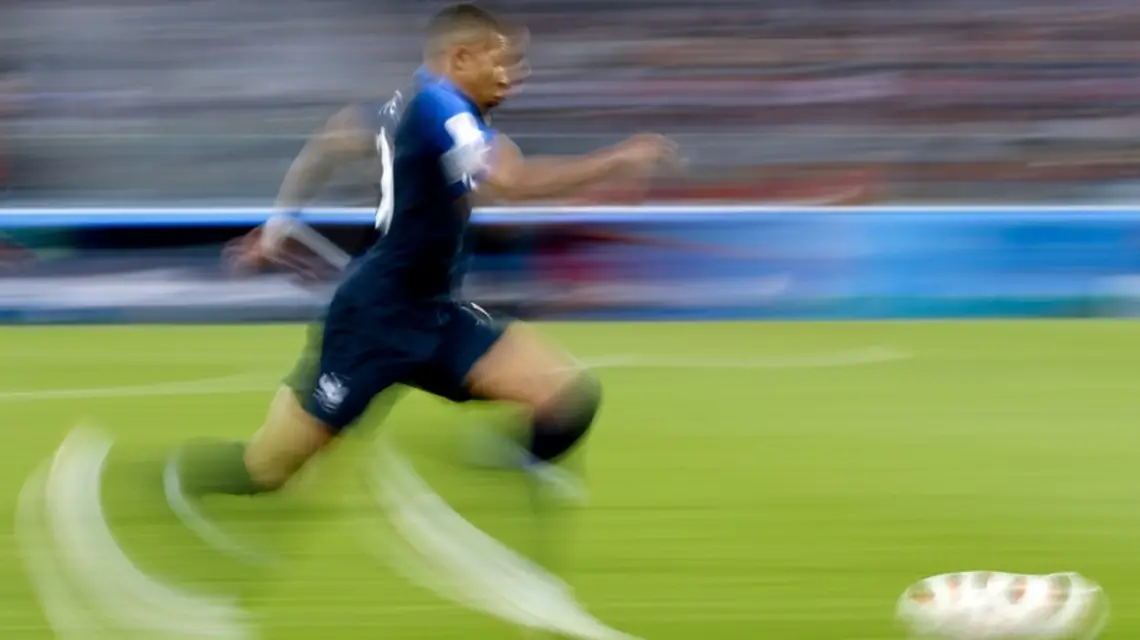 Kylian Mbappe pędzi na bramkę Belgów, 10 lipca 2018 r. / Fot. Petr David Josek / AP Photo / East News / 