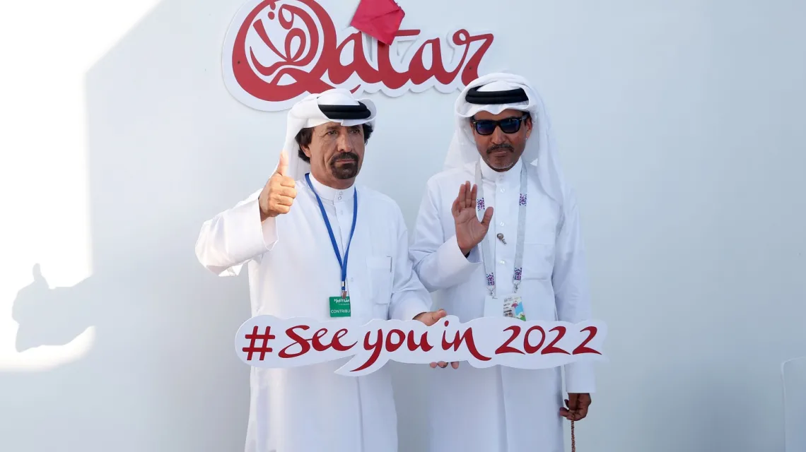 Mężczyźni pozują w specjalnym pawilonie, który ma zapraszać na Mistrzostwa Świata w Katarze w 2022 roku. Moskwa, 12 lipca 2018 r. /  / Fot. Maxim ZMEYEV / AFP / EAST NEWS
