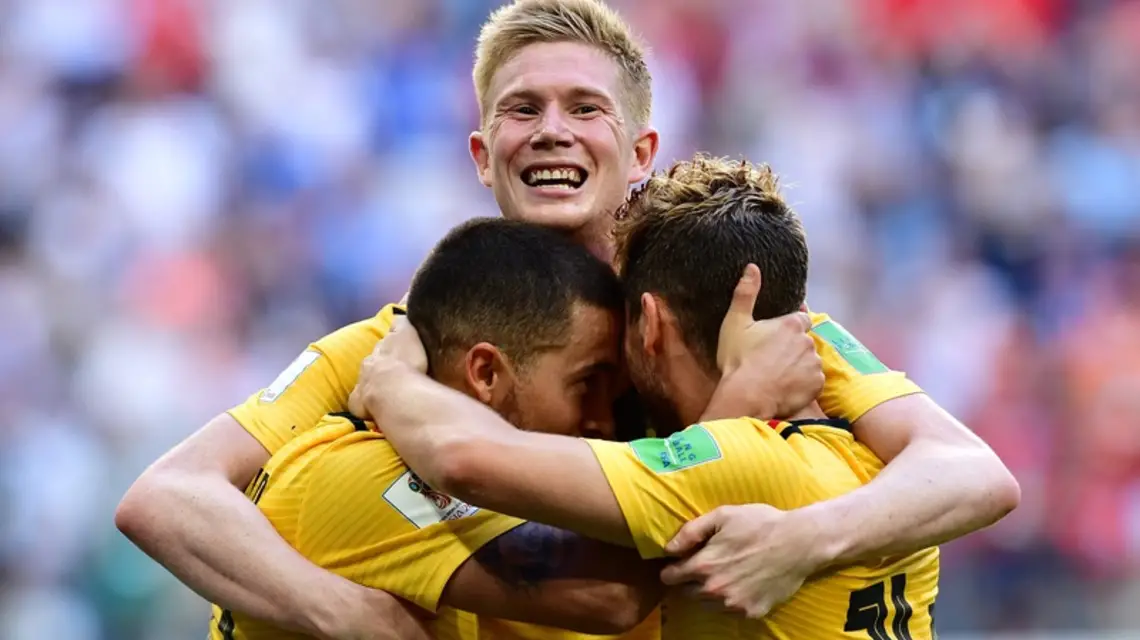 Belgowie Eden Hazard, Dries Mertens i (nad nimi) Kevin De Bruyne cieszą się z wygranej nad Anglikami, 14 lipca 2018 r. / Fot. Giuseppe Cacace / AFP Photo / East News / 