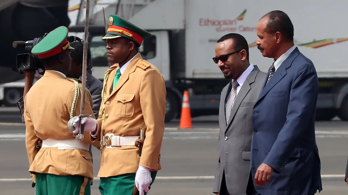 Przywódca Erytrei Isaias Afewerki (z prawej) podejmowany w Addis Abebie przez premiera Etiopii Ahmeda Abiya, lipiec 2018 r. / Fot. AA / ABACA / EAST NEWS / 