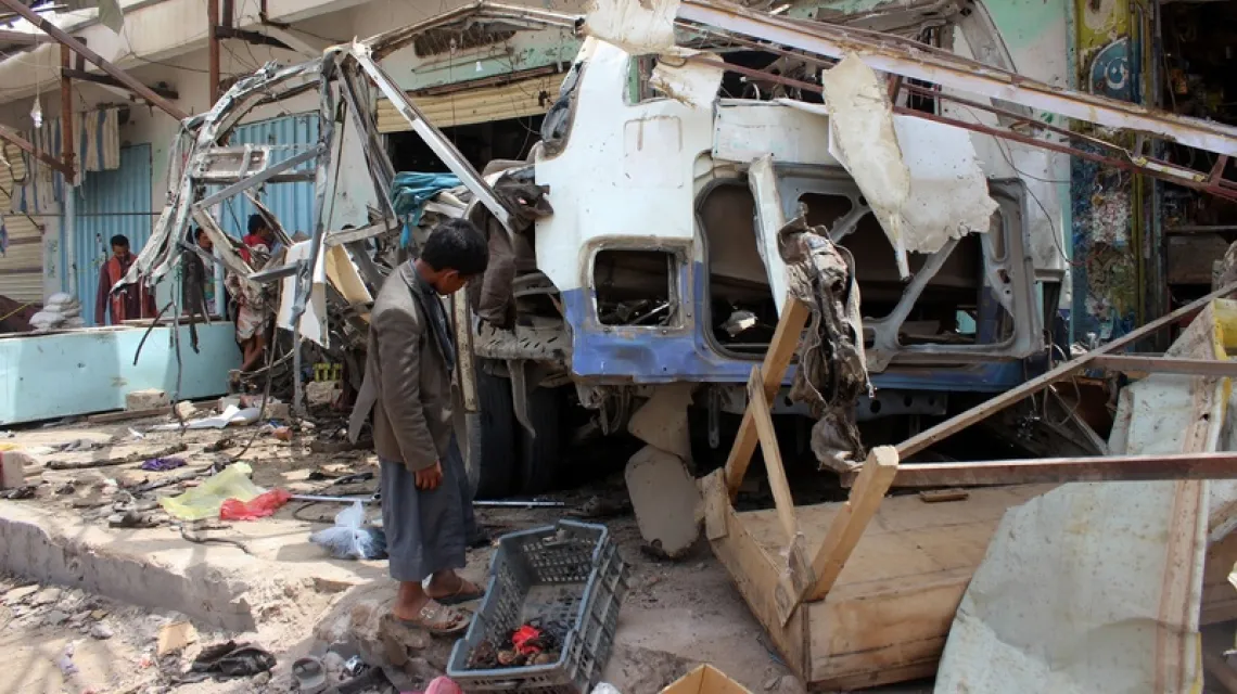 Wrak autobusu, który 9 sieprnia został zbombardowany przez samoloty arabskiej koalicji, na czele której stoją Arabia Saudyjska i Zjednoczone Emiraty Arabskie. Saada, Jemen, 10 sierpnia 2018 r. / FOT. STRINGER / AFP / EAST NEWS / 