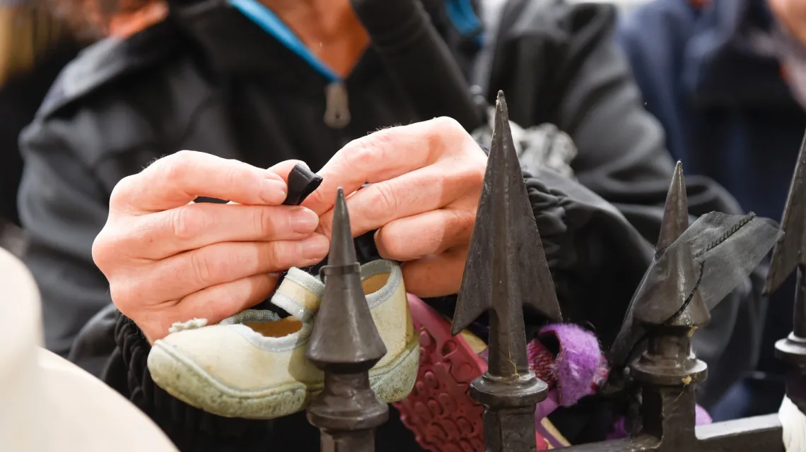 Dziecięce buciki na kościelnych budynkach w ramach akcji Baby Shoes Remember, przygotowanej w Polsce przez fundację Nie lękajcie się / Fot. Agnieszka Śnieżko / East News / 