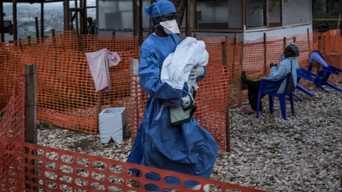 Kongijski pielęgniarz z czterolatkiem zarażonym wirusem Eboli, Butembo, 4 listopada 2018 r. / Fot. John Wessels / AFP / East News / 