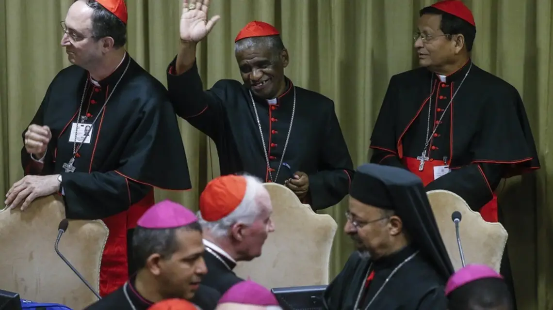 Na Synodzie biskupów o młodzieży. W górnym rzędzie stoją od lewej: brazylijski arcybiskup Sergio da Rocha, arcybiskup Madagaskaru Desire Tsarahazana i arcybiskup birmański Charles Maung. Watykan, 3.10.2018 r. / Fot. Fabio Frustaci / EIDON/REPORTER / 