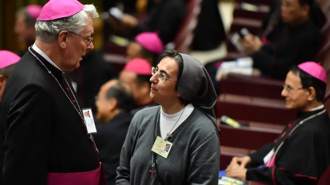 Belgijski biskup Luc Van Looy i siostra zakonna Alessandra Smerilli z Włoch podczas Synodu Biskupów poświęconego młodzieży w Watykanie, 03.10.2018 r. / FOT. ANDREAS SOLARO/AFP/East News / 