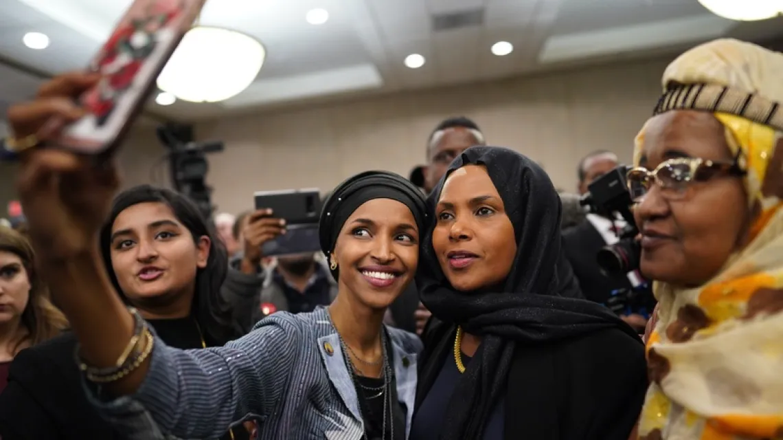Ilhan Omar robi selfie ze swoimi zwolennikami po wygranych dla niej wyborach do Kongresu, Minneapolis, 6 listopada 2018 r. / Fot. Star Tribune/Associated Press/East News / 