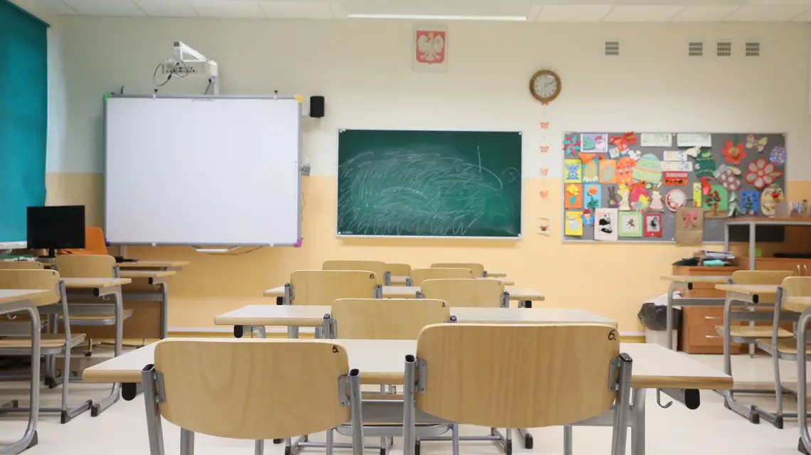 Szkoła podstawowa nr 340 przy ul. Lokajskiego w Warszawie, w której ponad 60 proc. kadry nauczycielskiej wzięło zwolnienia lekarskie. Zajęcia zostały odwołane. / / Fot. Piotr Molecki/East News