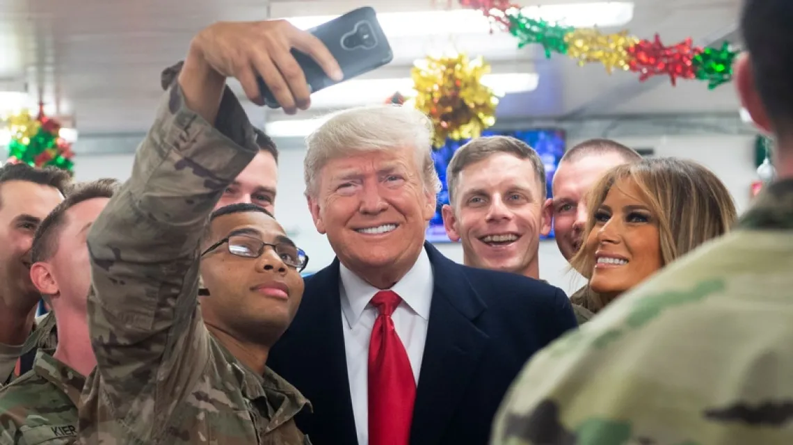 Melania i Donald Trump wśród żołnierzy amerykańskich podczas niezapowiedzianej wizyty w bazie Ain al Asad, Irak, 26 grudnia 2018 r. / Fot. Saul Loeb / AFP / East News / 