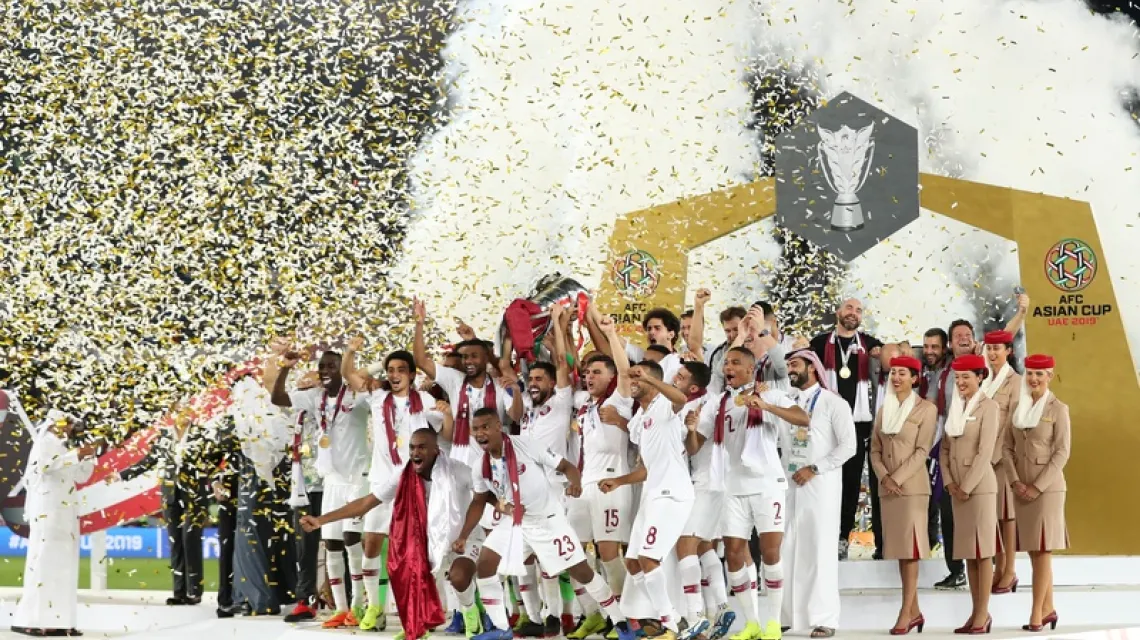 Piłkarska drużyna Kataru świętuje zwycięstwo w Pucharze Azji po wygranym meczu z Japonią. Abu Zabi, Zjednoczone Emiraty Arabskie, 1 luty 2019 r. /  / Fot. Li Gang / Xinhua News / East News
