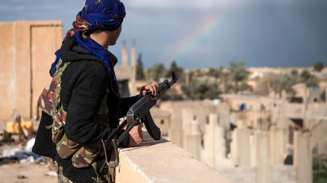 Bojownik Syryjskich Sił Demokratycznych w mieście Baghuz, 17 luty 2019 r. / FOT. FADEL SENNA/AFP/East News / 