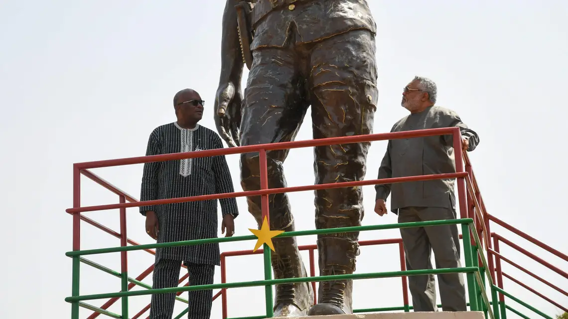 Prezydent Ghany Jerry Rawlings (po prawej) oraz prezydent Burkina Faso Roch Marc Christian Kabore pozują przy pomniku Thomasa Sankary, który przejął władzę w Burkina Faso wskutek zamachu stanu w 1983 r. Wagadudu, marzec 2019 r. Fot. ISSOUF SANOGO/AF / 