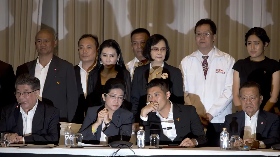 Przywódcy partii Na rzecz Tajów (ich kandydat na premiera, Sudarat Keyuraphan, drugi od lewej) w trakcie rozmów o zawiązaniu koalicji rządowej, Bangkok, 27 marca 2019 r. / Fot. Gemunu Amarasinghe / AP Photo / East News / 