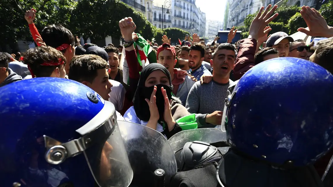 Licealiści protestują na ulicach Algieru, 12 marca 2019 r. / / Fot. Toufik Doudou / AP/Associated Press/East News