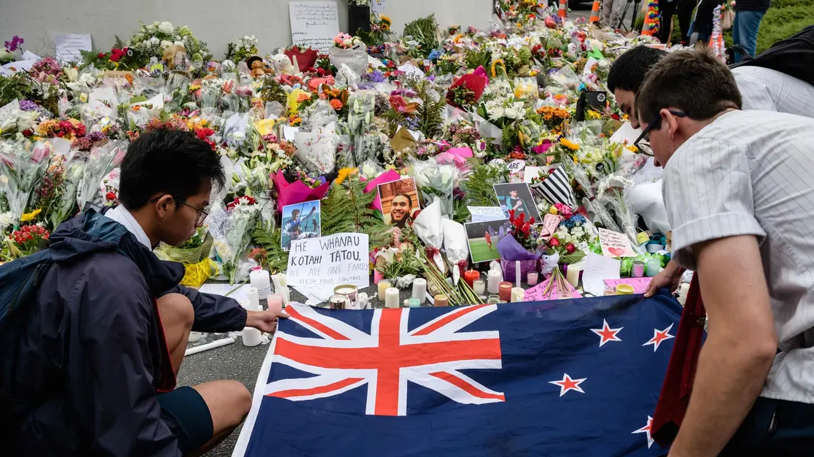 Uczniowie podczas czuwania w Christchurch, 18 marca 2019 r. / / FOT. ANTHONY WALLACE/AFP/East News