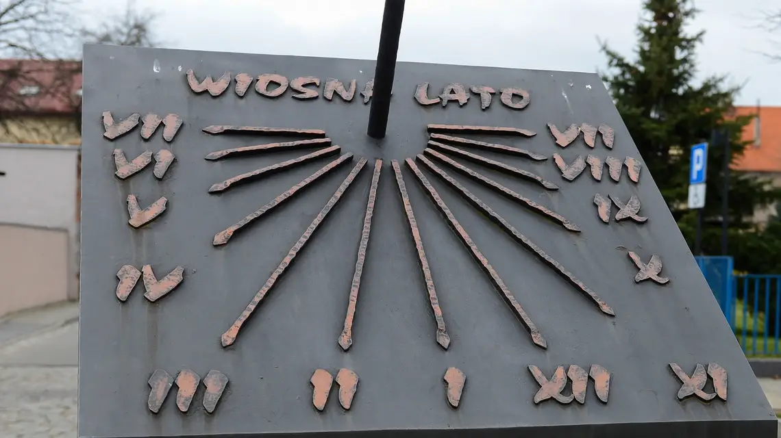 Zegar słoneczny w Sieradzu, marzec 2019 r. / / Fot. Adam STASKIEWICZ/East News