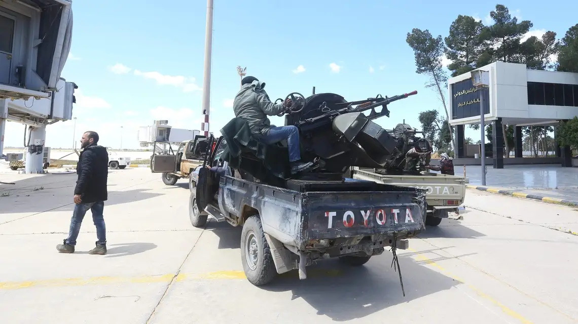 Żołnierze armii rządowej patrolują okolice lotniska w Tripoli, w oczekiwaniu na szturm sił Chalify Haftara, 8 kwietnia 2019 r. / Fot. Mahmud Turkia / AFP / East News / 
