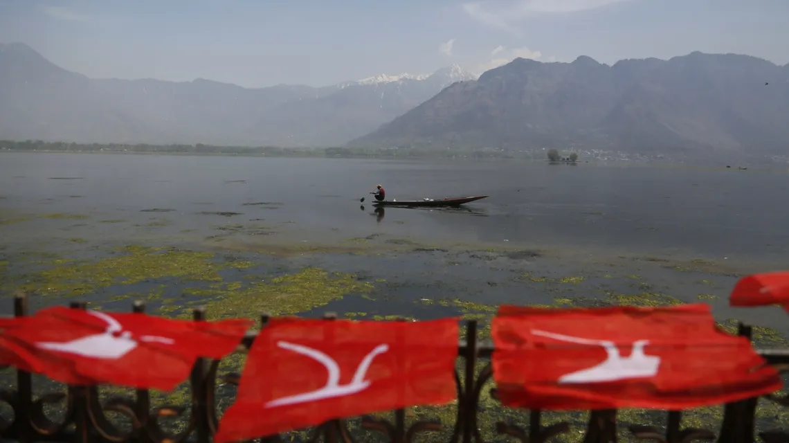 Flagi partyjne na brzegu jeziora Dal w rejonie Kaszmiru, który jest kontrolowany przez Indie, tuż przed wyborami krajowymi, kwiecień 2019 r. /  / Fot. Mukhtar Khan / AP/Associated Press/East News