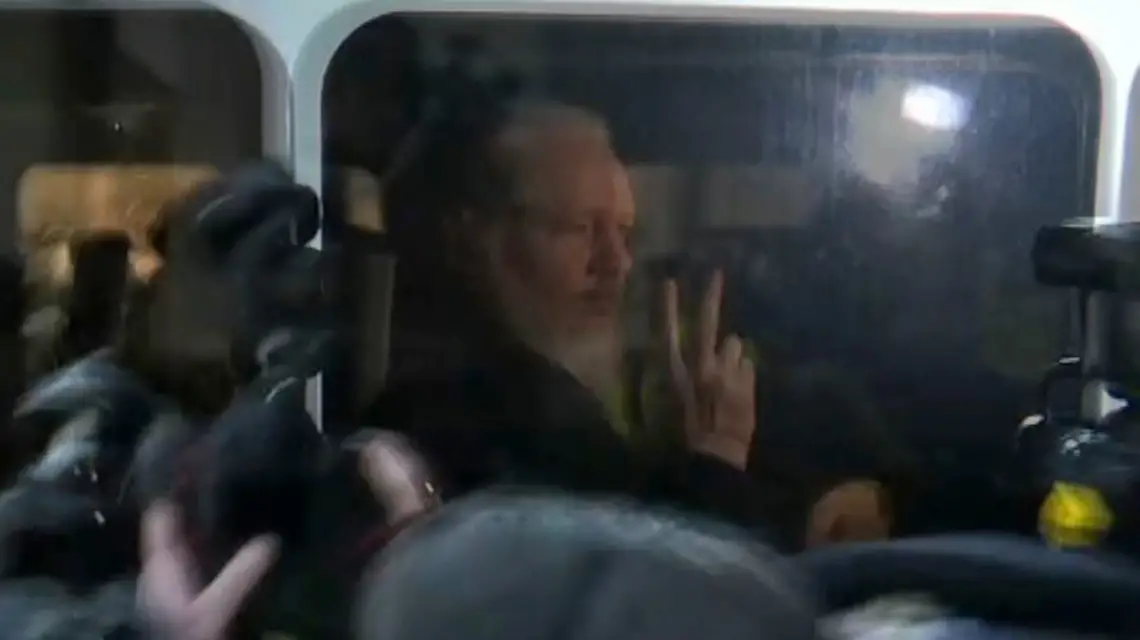 Założyciel WikiLeaks Julian Assange przewożony do brytyjskiego sądu, Londyn, 11 kwietnia 2019 r. / Fot. AFP / East News / 