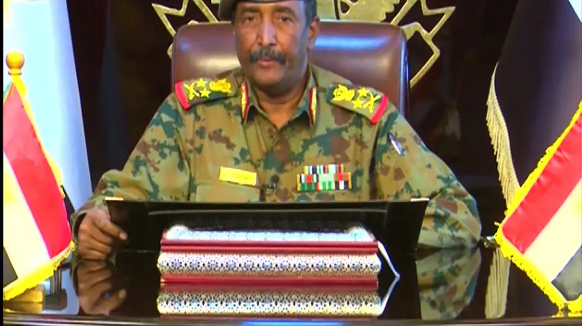Generał-porucznik Abdel Fattah al-Burhan przemawia w sudańskiej telewizji, 13 kwietnia 2019 r. / AFP PHOTO / HO / SUDAN TV / EAST NEWS / 