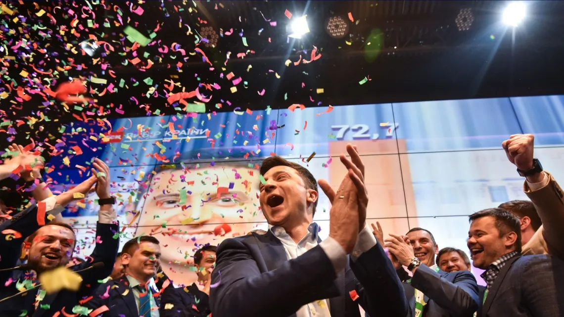 Wołodymyr Zełenskij w swoim sztabie wyborczym po ogłoszeniu sondażowych wyników wyborów prezydenckich na Ukrainie. Kijów, 21 kwietnia 2019 r. /  / fot. GENYA SAVILOV / AFP / East News