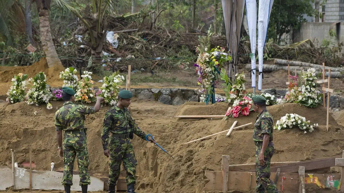Lankijscy żołnierze przy masowych grobach w Negombo, Sri Lanka, 24 kwietnia 2019 r. / / Fot. Gemunu Amarasinghe / AP/Associated Press/East News